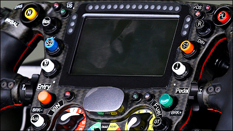 Technikai analízis - A Sauber C33 kormánykereke 1 sauber inline2