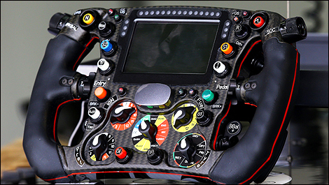 Technikai analízis - A Sauber C33 kormánykereke 3 sauiber inline4