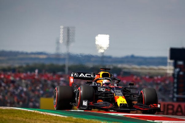 Verstappen por delante de Hamilton en el primer lugar