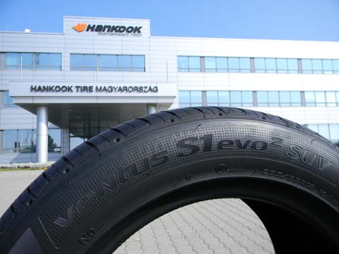 20150414_Hankook-Tire-as-Original-Fitment-on-Porsche-Macan1_lr