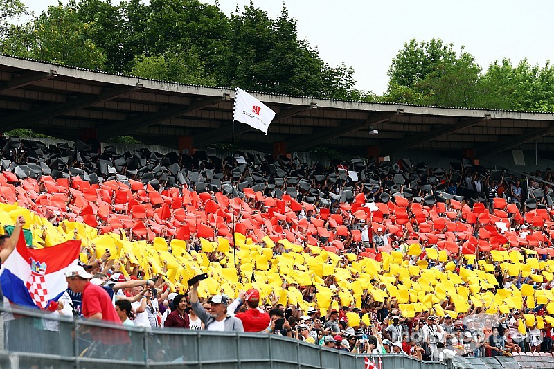 f1-german-gp-2014-fans-make-the-german-flag-in-the-grandstand