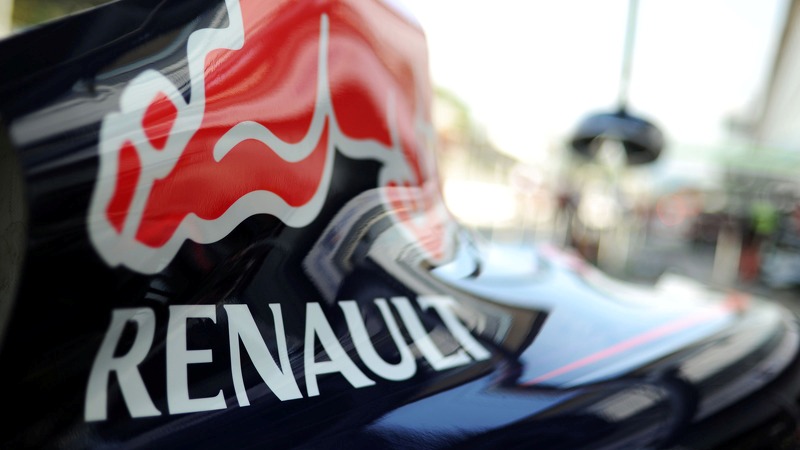f1-italian-gp-2014-renault-logo-on-the-red-bull-racing-rb10-engine-cover