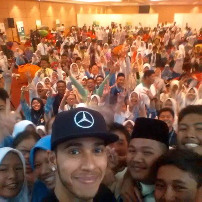pf_lewis_selfie