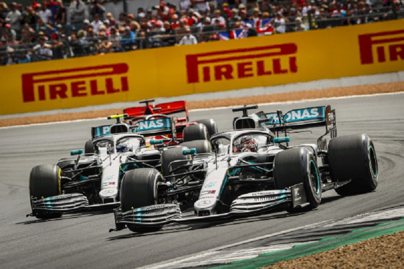 hamilton-bottas-action-silverstone-2019