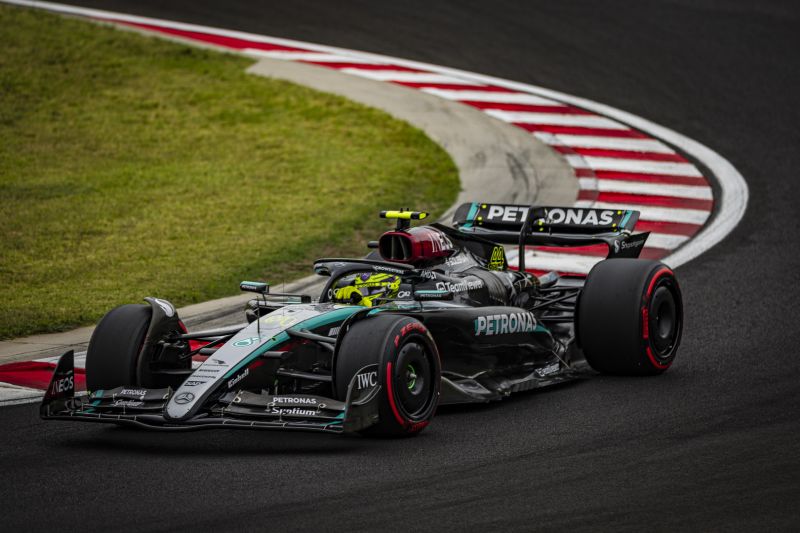 f1-hamilton-hun-mercedes-1