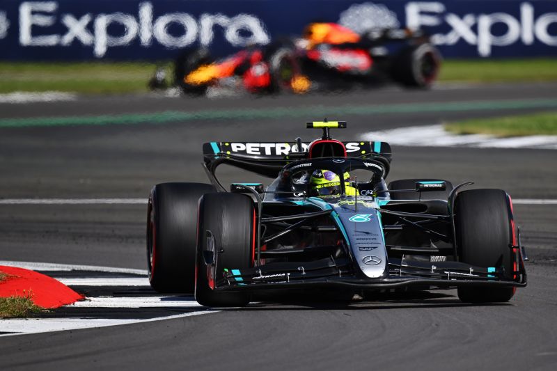 f1-hamilton-mercedes-silverstone-3