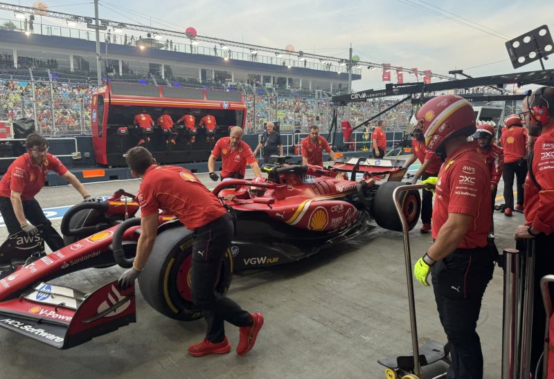 f1-leclerc-szingapur-fp1-2