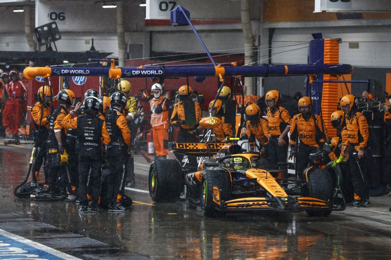 f1-norris-mclaren-pit-brazil