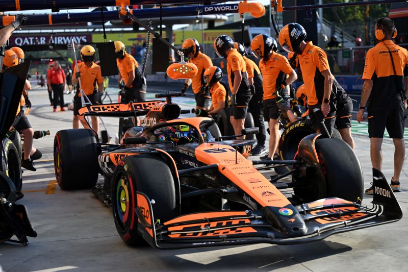 f1-piastri-mclaren-pit-monza