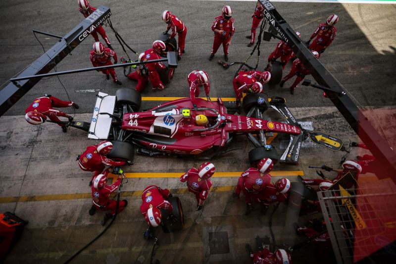 f1-hamilton-ferrari-barcelona-2