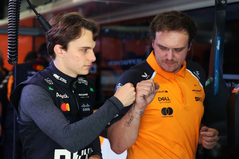 f1-piastri-mclaren-day1-barcelona