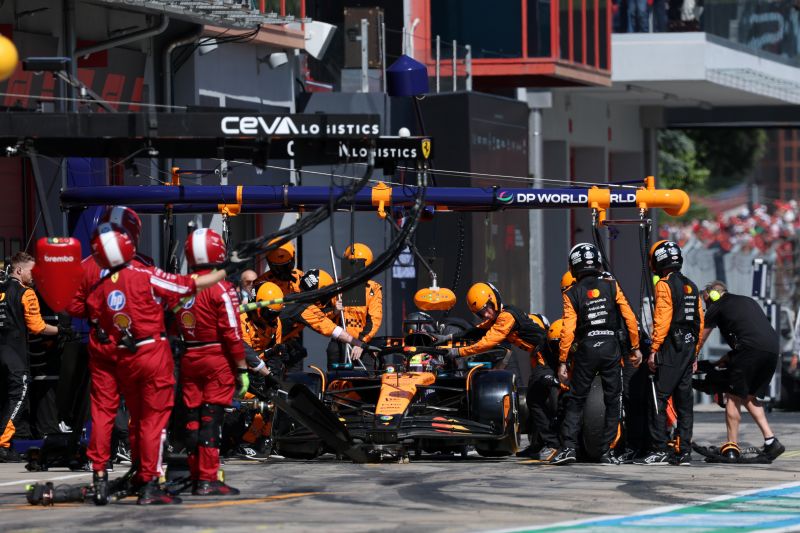 f1-piastri-mclaren-pit-imola-1