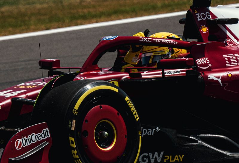 f1-hamilton-3-ferrari-silverstone