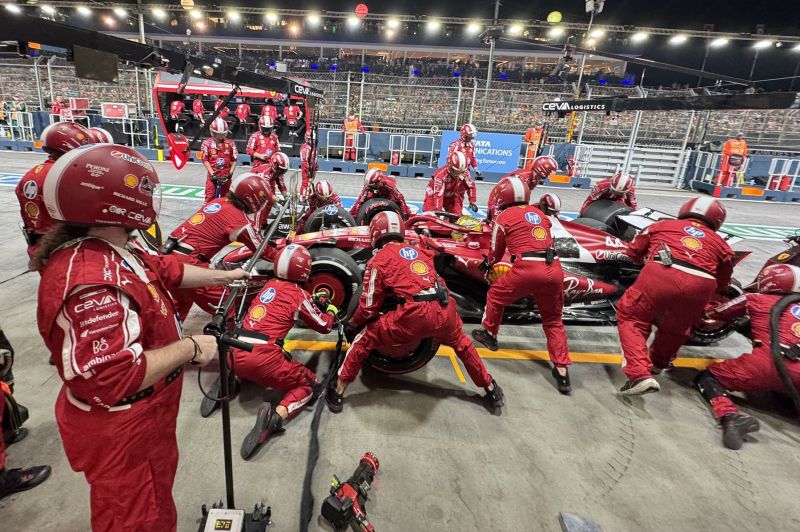 f1-hamilton-ferrari-szingapur-1