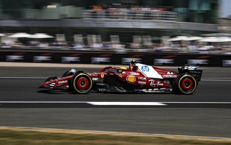 f1-hamilton-silverstone-fp1-ferrari-2