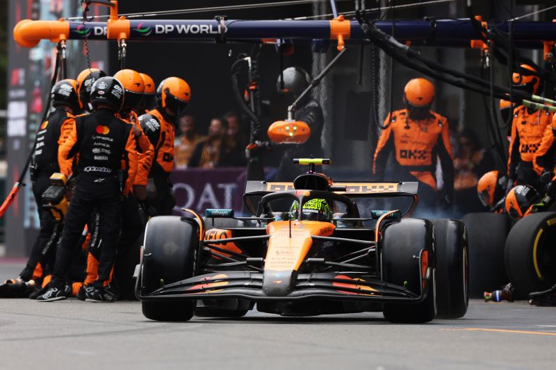 f1-mclaren-pitstop-baku