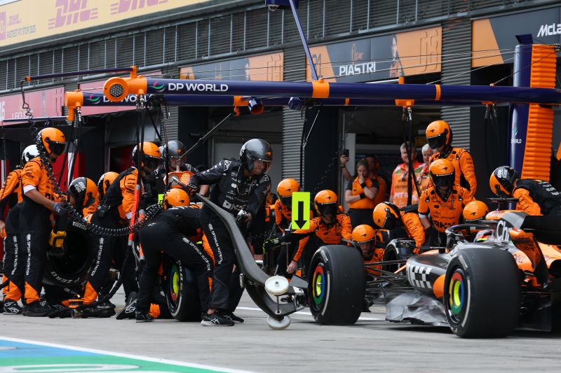f1-mclaren-pit-1
