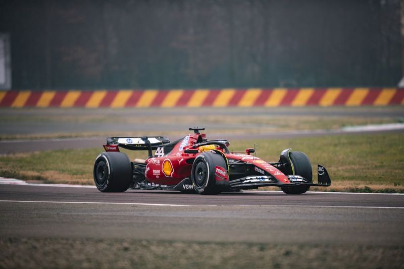 f1-hamilton-ferrari-teszt-1_1