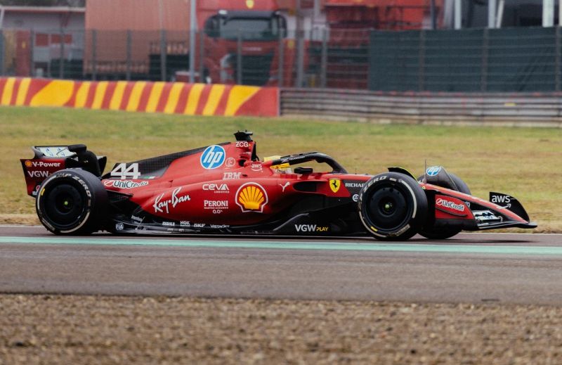 f1-hamilton-ferrari-teszt-3