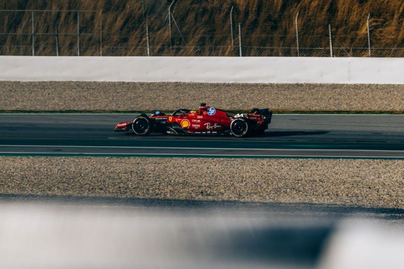 f1-hamilton-ferrari-teszt-barcelona-1