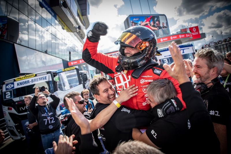 01_NYITÓ_Bajnoki ünneplés_01_HA EZ LESZ AKKOR CSERÉLNI KELL A KAMIONOS ANYAGBAN_resize