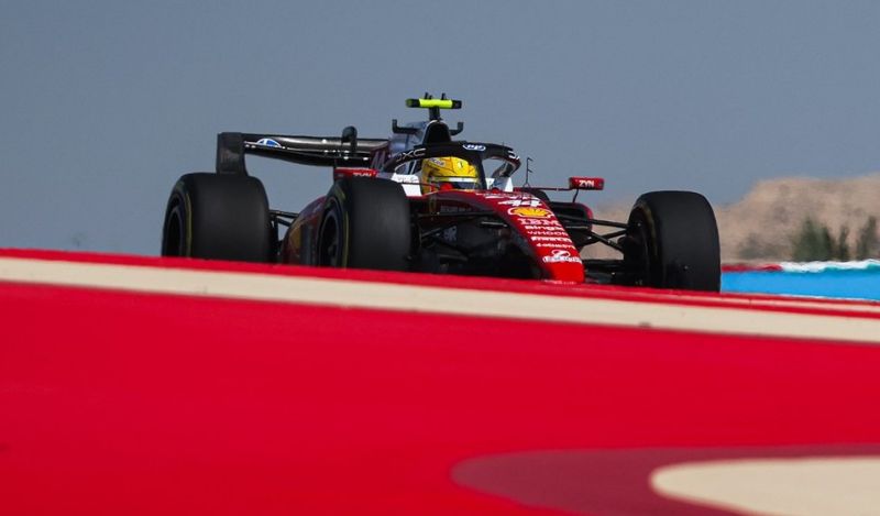 hamilton-ferrari-f1-teszt-bahrein-2