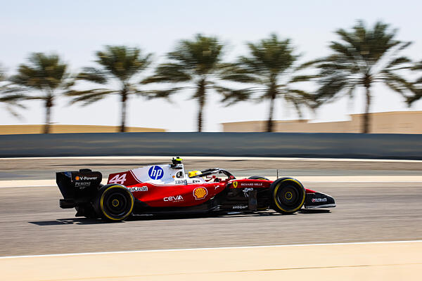 hamilton-ferrari-teszt-f1-bahrein-1