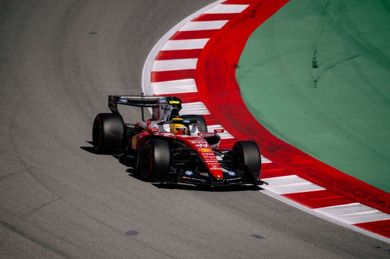 ferrari-hamilton-barcelona-f1-2
