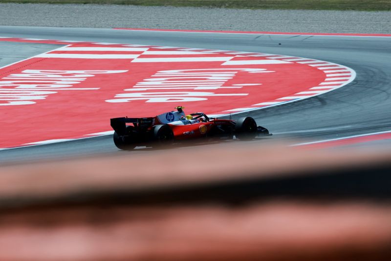 hamilton-ferrari-barcelona-f1-2