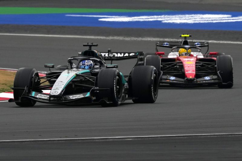 russell-hamilton-f1-barcelona-2