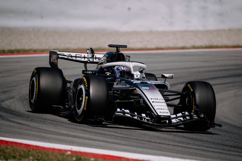 zhou-cadillac-pirelli-teszt-f1
