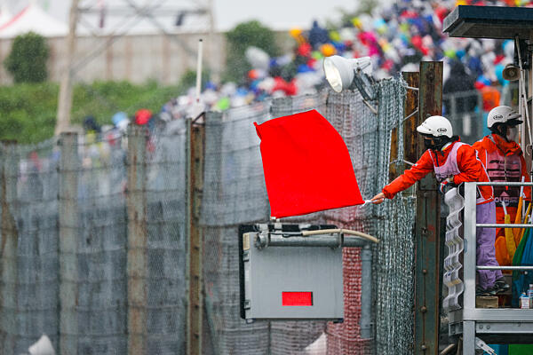 f1-suzuka-redflag-dppi