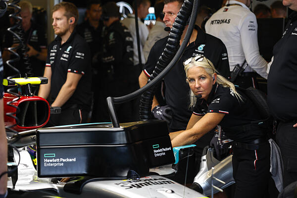 f1-hamilton-angela-cullen_2