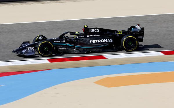 f1-hamilton-mercedes-bahrein-teszt-2023-2