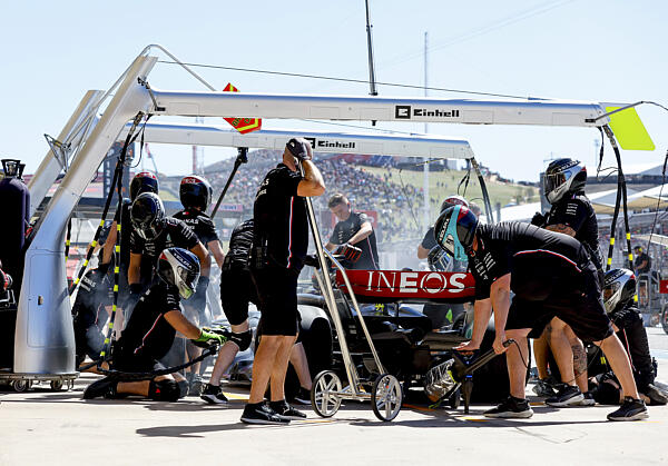 f1-hamilton-pit-mercedes