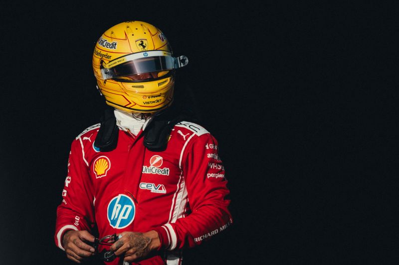 f1-hamilton-ferrari-2026