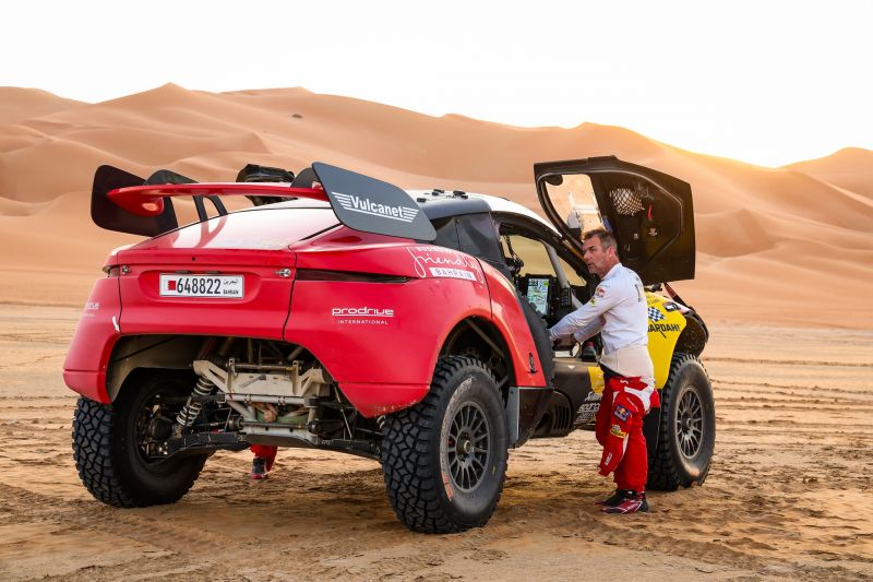 dakar-loeb-prodrivehunter