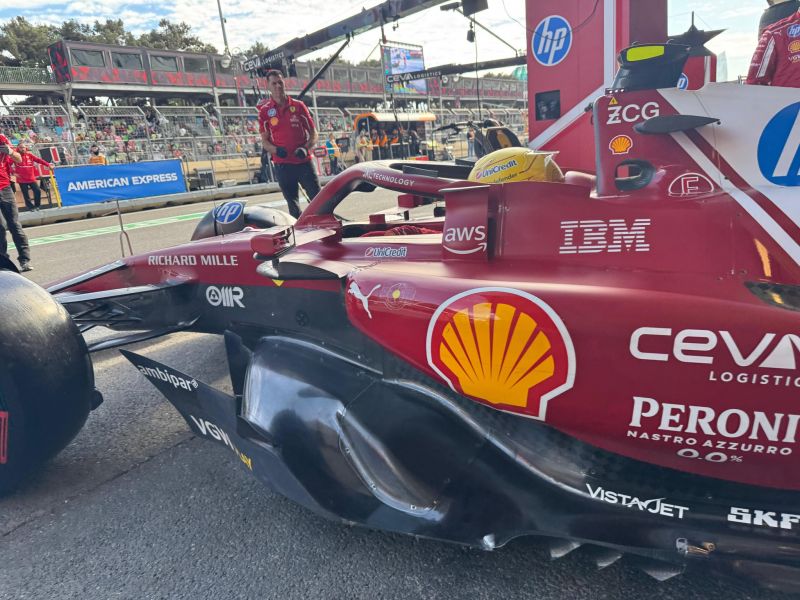 f1-hamilton-ferrari-baku