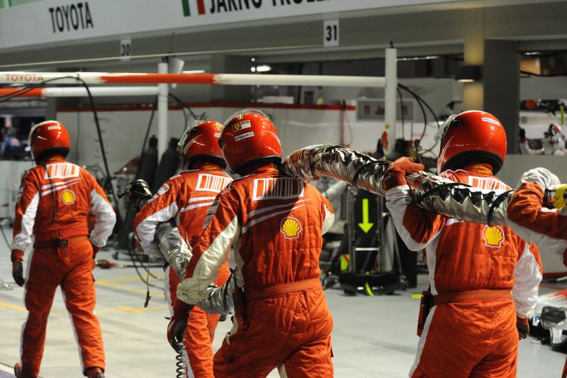 massa-2008-singapore-pit-2