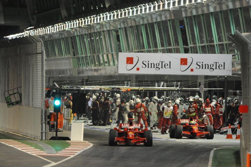 massa-2008-singapore-pit-3