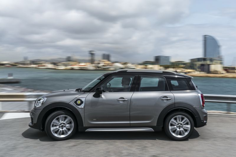 2017-mini-cooper-s-e-countryman-8