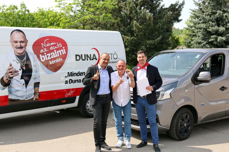 Kulcsátadás - Markó Zoltán, a Duna Autó Zrt. kereskedelmi igazgatója, Nagy Feró és Simon Péter, a Dona Autó Zrt. műszaki igazgatója