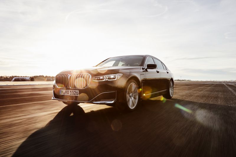 P90335199_highRes_the-new-bmw-745le-02_resize