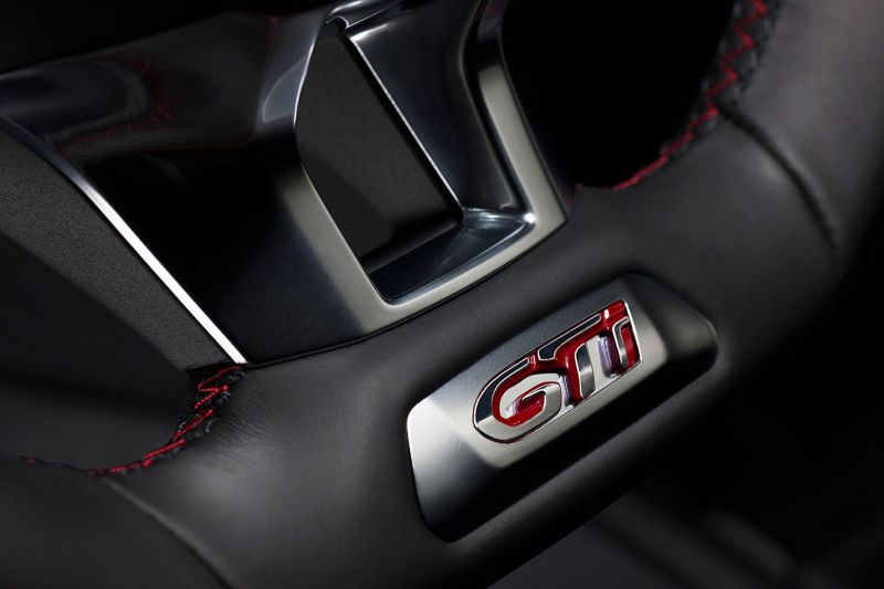 03-Peugeot-208-GTi-Steering-Wheel-detail-01