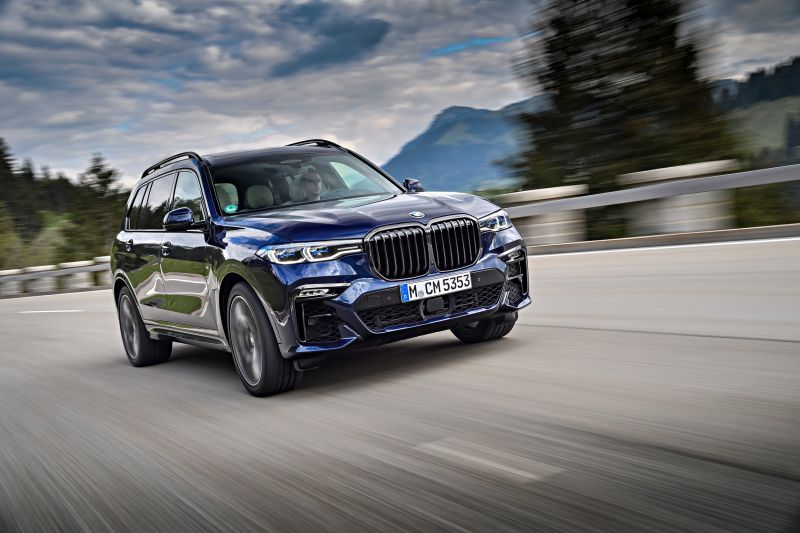 P90390393_highRes_the-new-bmw-x7-m50i-_resize