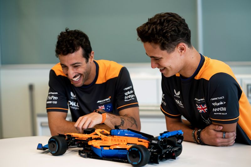 42141_LEGO Technic McLaren Formula 1_Lando Norris_Daniel Ricciardo_(4)
